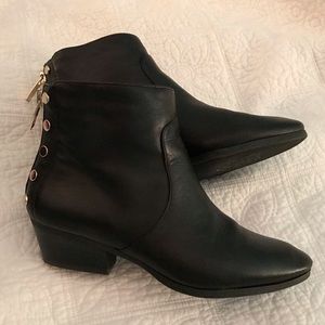 Vince Camuto Cinza Ankle Black Leather Booties 7.5